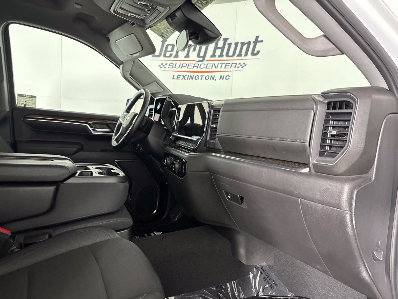 Used 2024 Chevrolet Silverado 1500 LT AWD/4WD image 32