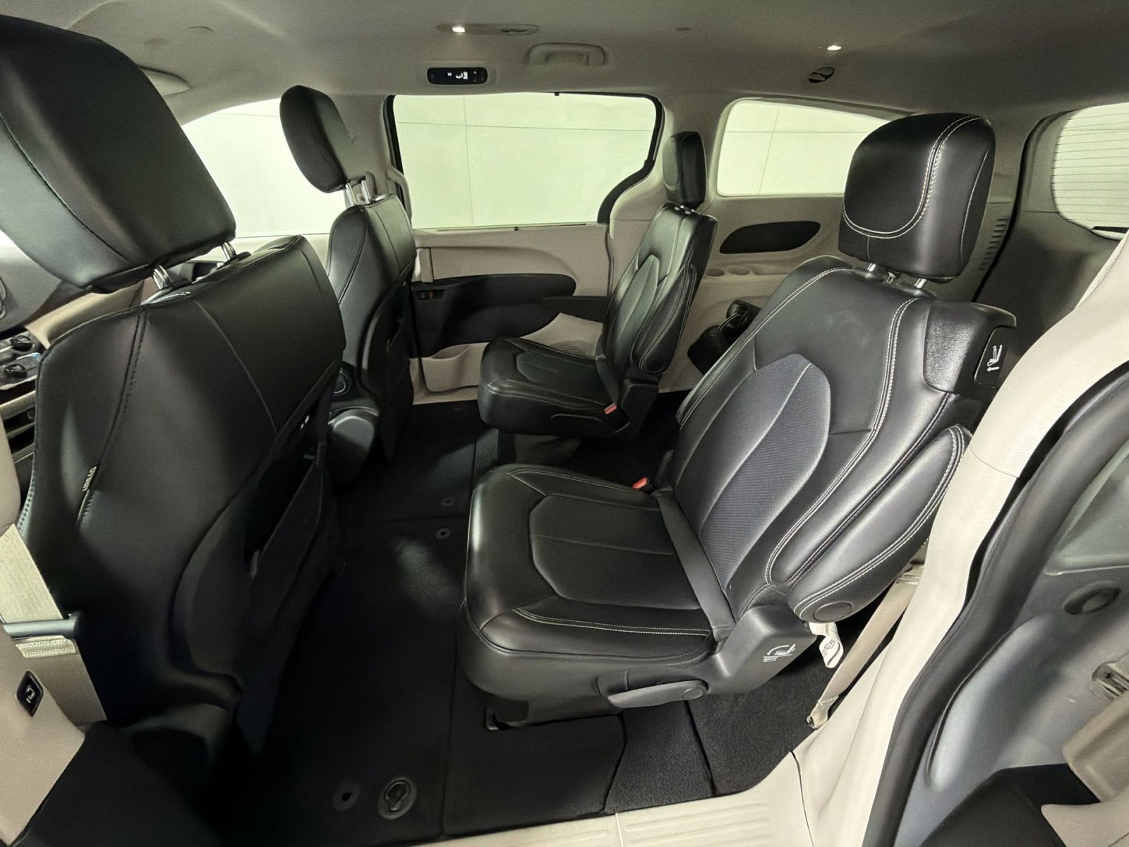 Used 2024 Chrysler Pacifica Touring-L image 23