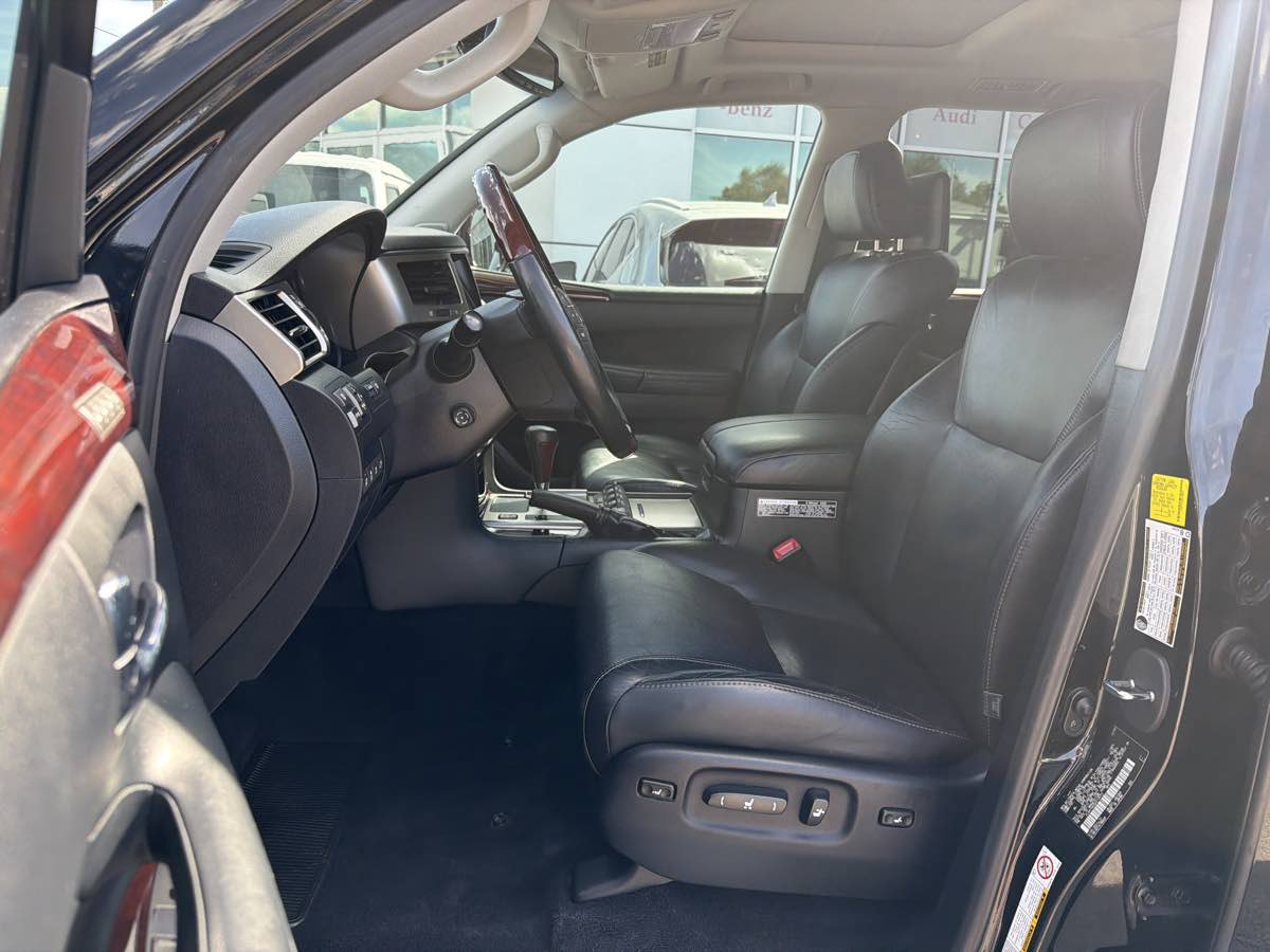 Used 2013 Lexus LX 570 4WD w/ Luxury Pkg image 9