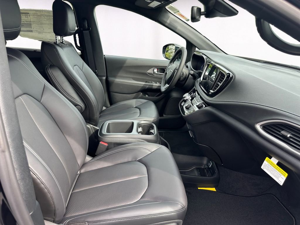 New 2026 Chrysler Pacifica Select image 15