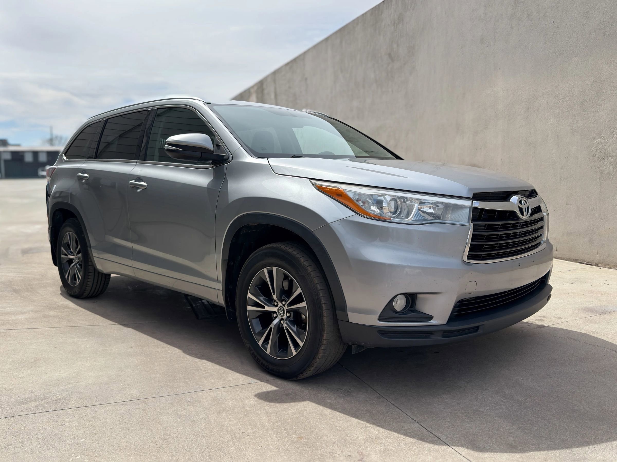 Used 2016 Toyota Highlander XLE image 1