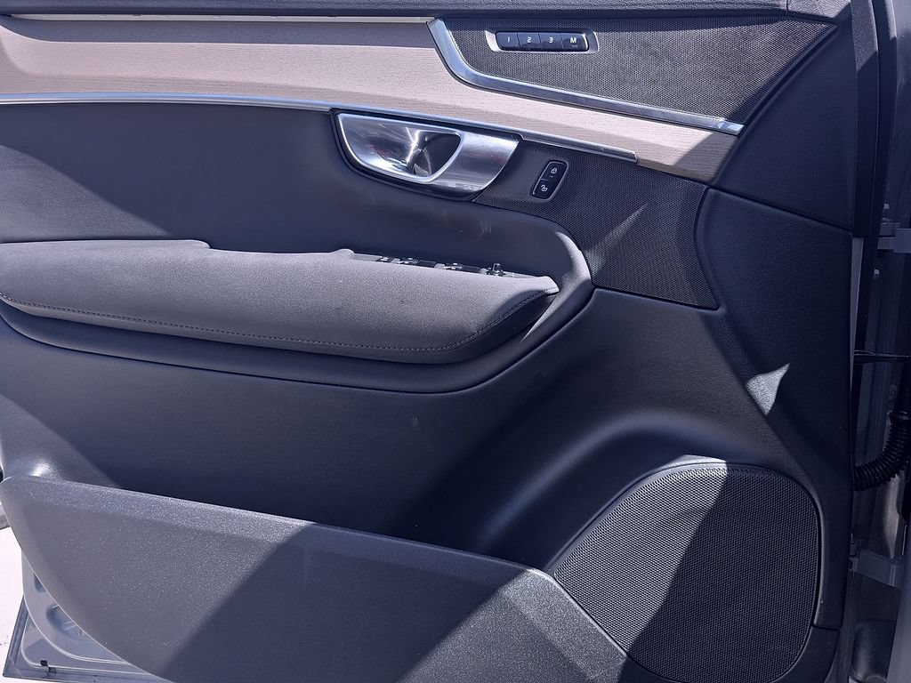 Certified 2025 Volvo XC90 B5 Plus AWD/4WD image 38