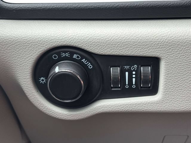 Used 2023 Chrysler Voyager LX FWD image 10