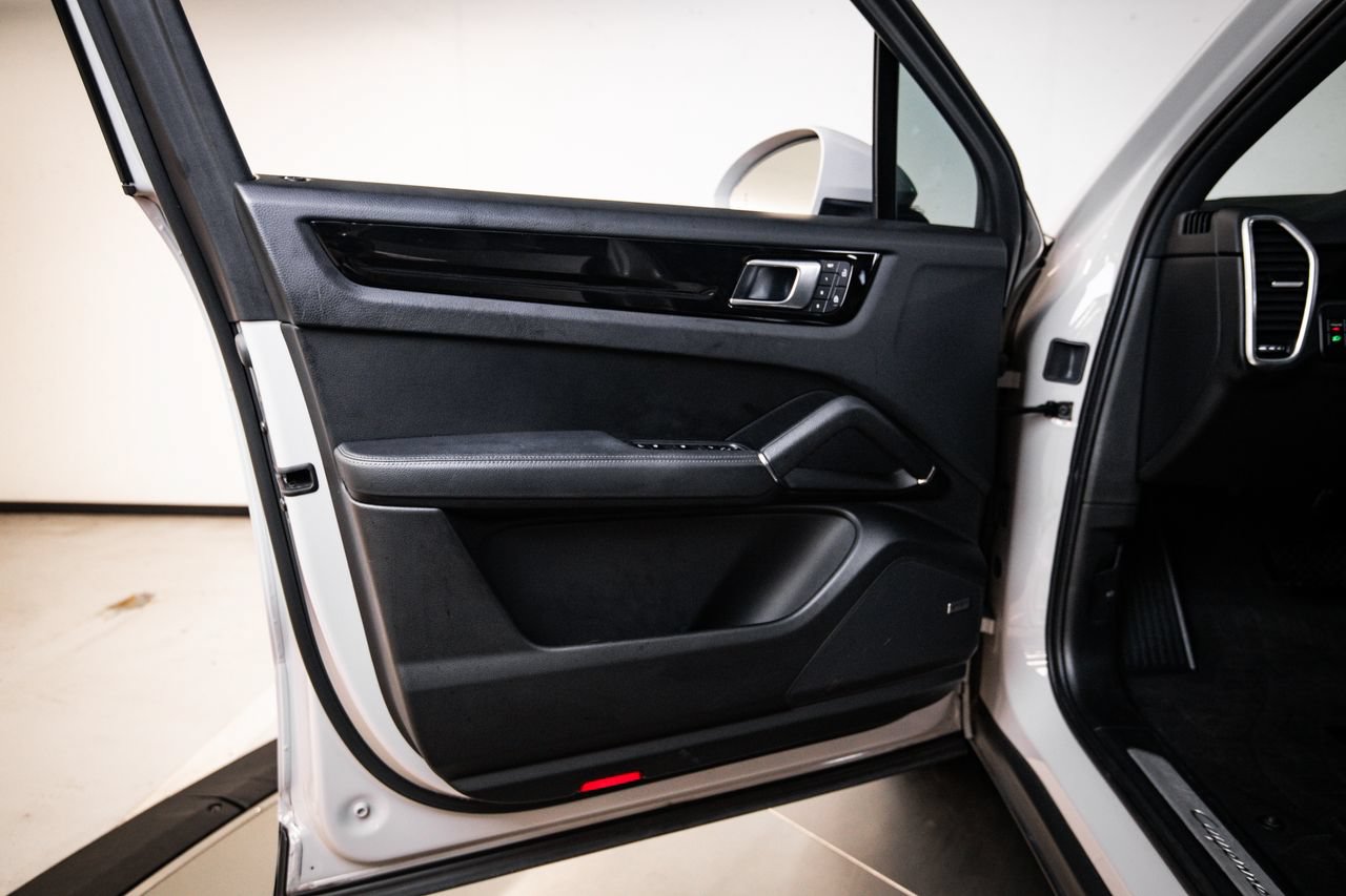 Certified 2023 Porsche Cayenne AWD/4WD image 23