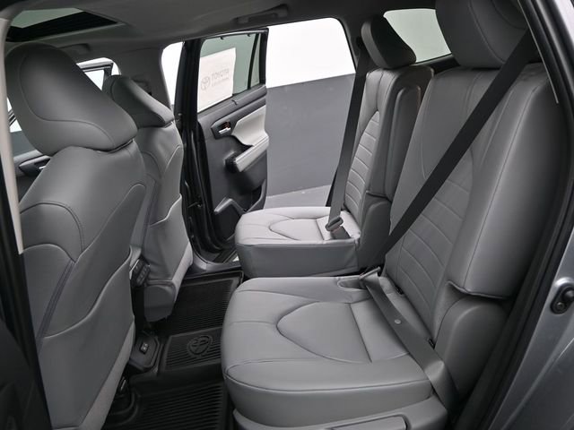Used 2026 Toyota Highlander XLE image 13