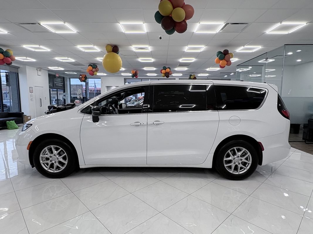 Used 2026 Chrysler Pacifica Select FWD image 4