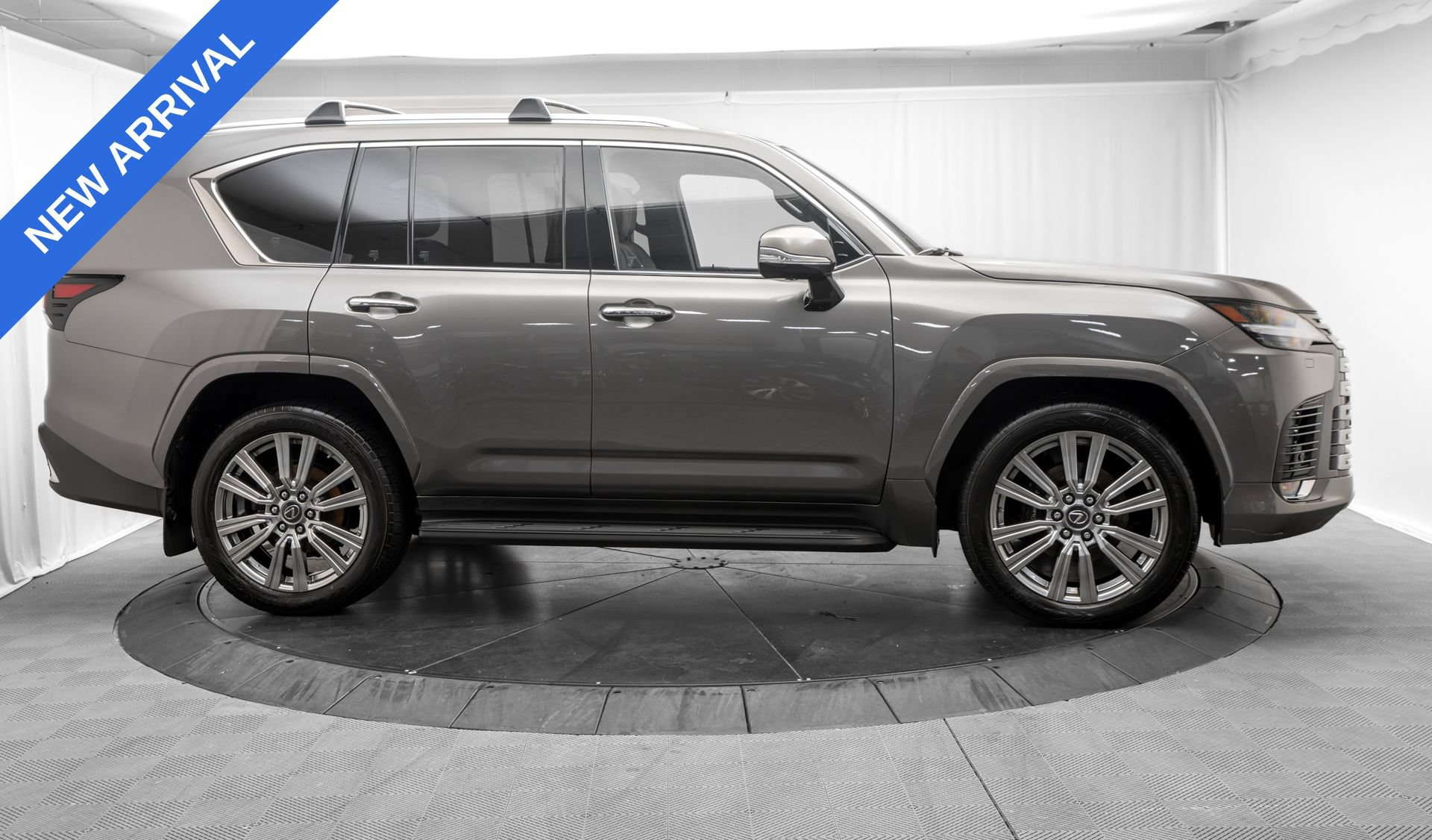 Used 2022 Lexus LX 600 4WD w/ Accessory Package (Z1) image 8