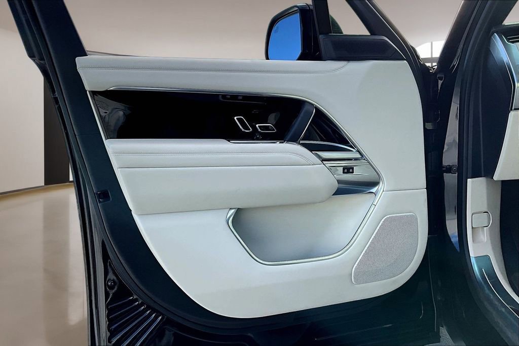 Certified 2025 Land Rover Range Rover SE AWD/4WD image 18