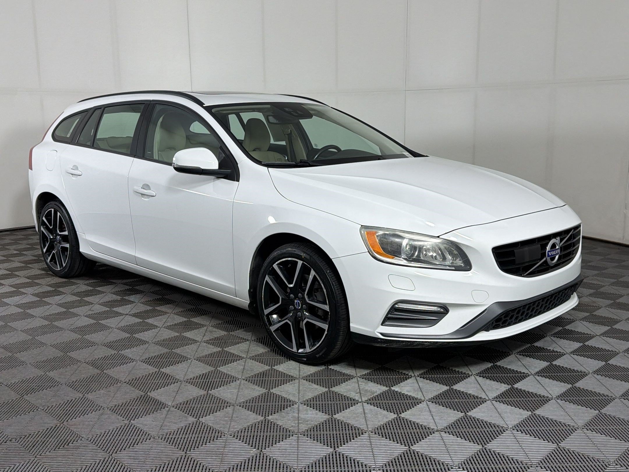 Used 2018 Volvo V60 T5 Dynamic w/ Vision Package FWD image 7