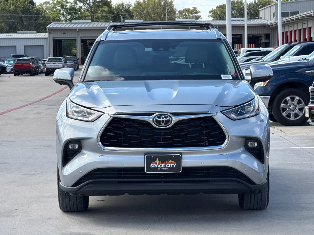 Used 2024 Toyota Highlander Limited AWD/4WD image 9