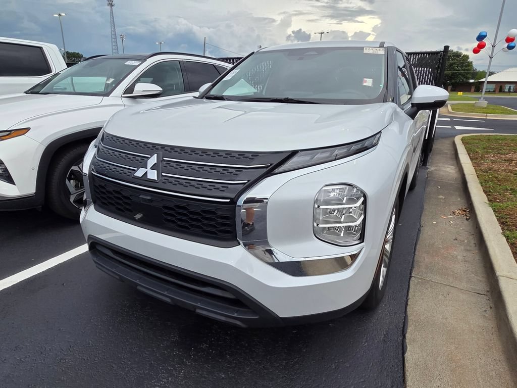 Used 2024 Mitsubishi Outlander ES FWD image 4