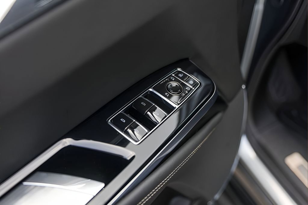Certified 2025 Cadillac Escalade Premium Luxury AWD/4WD image 22