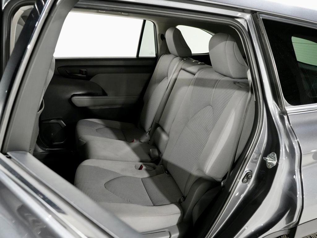 Used 2021 Toyota Highlander LE image 26