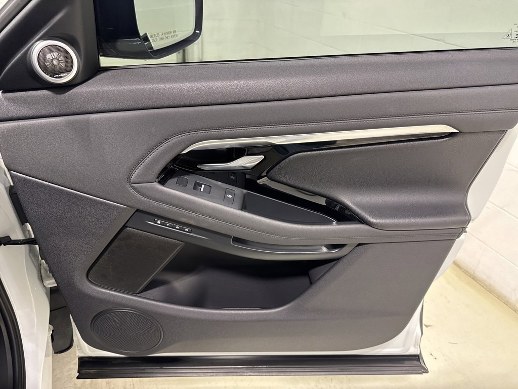 Used 2020 Land Rover Range Rover Evoque R-Dynamic SE image 32