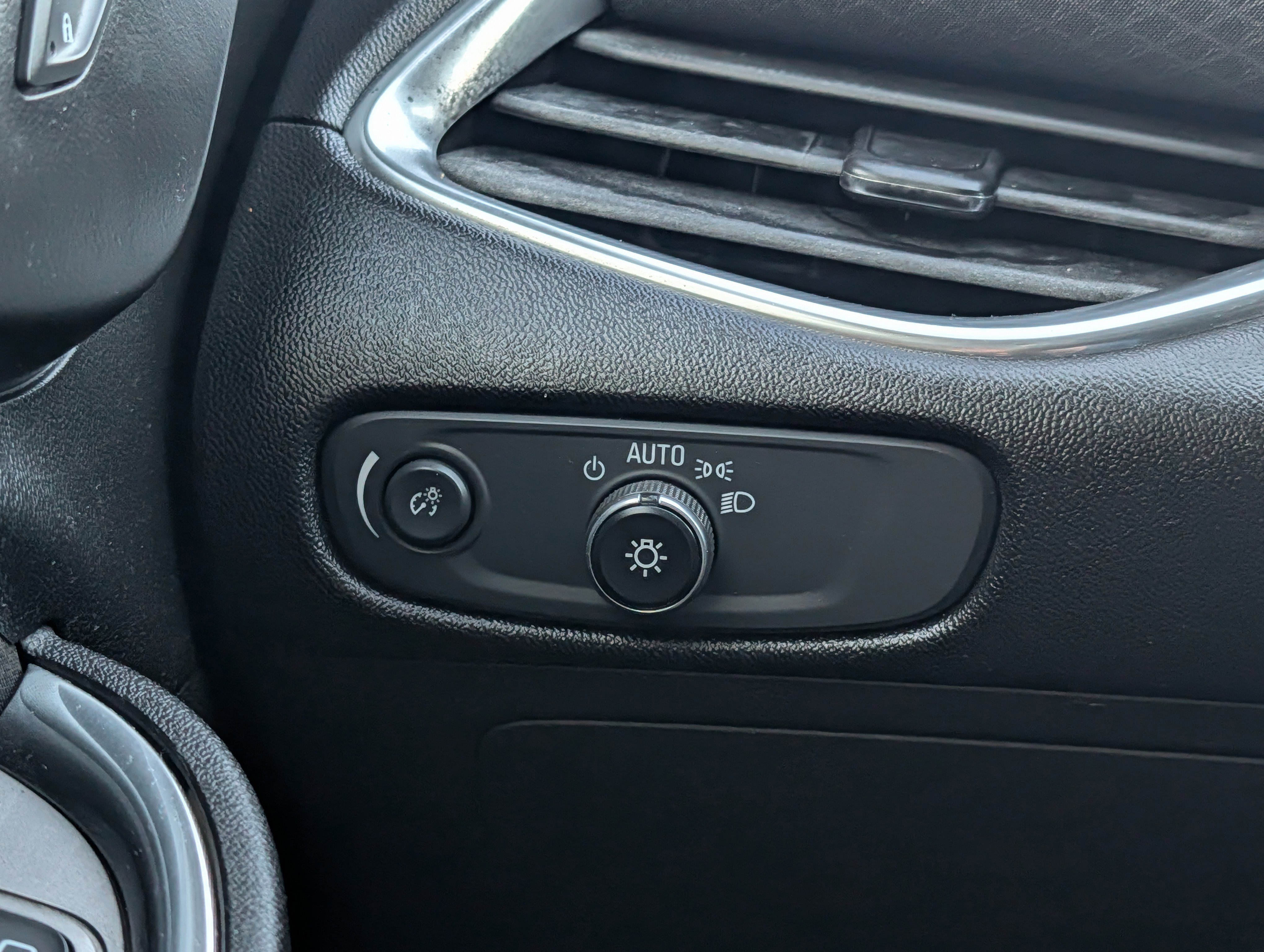 Used 2018 Chevrolet Malibu LT image 29