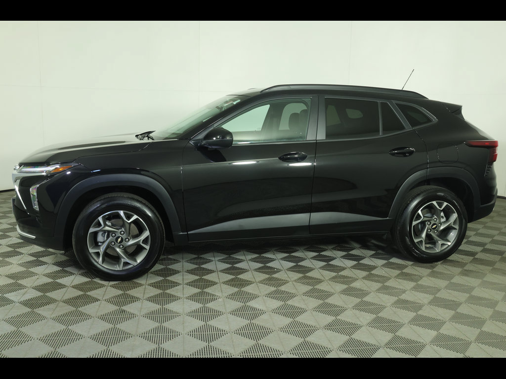 Used 2025 Chevrolet Trax LT FWD image 12