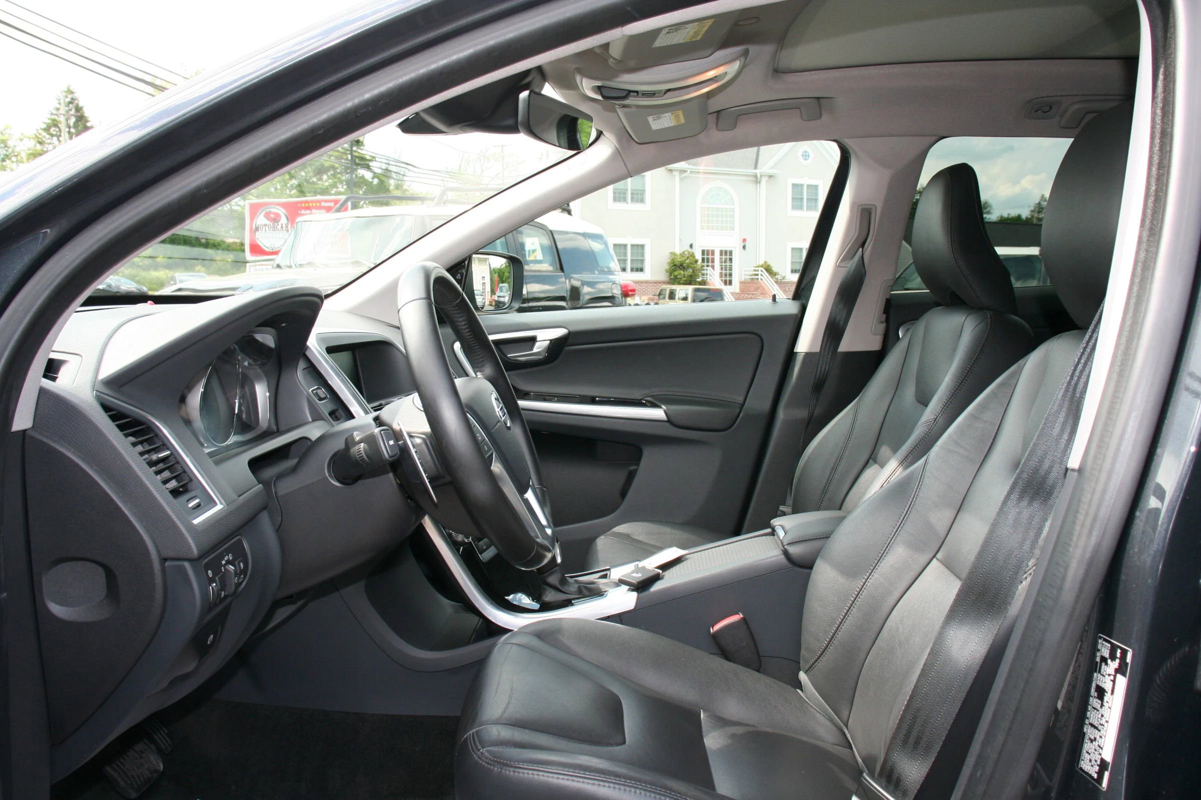 Used 2015 Volvo XC60 T6 w/ Protection Package AWD/4WD image 9