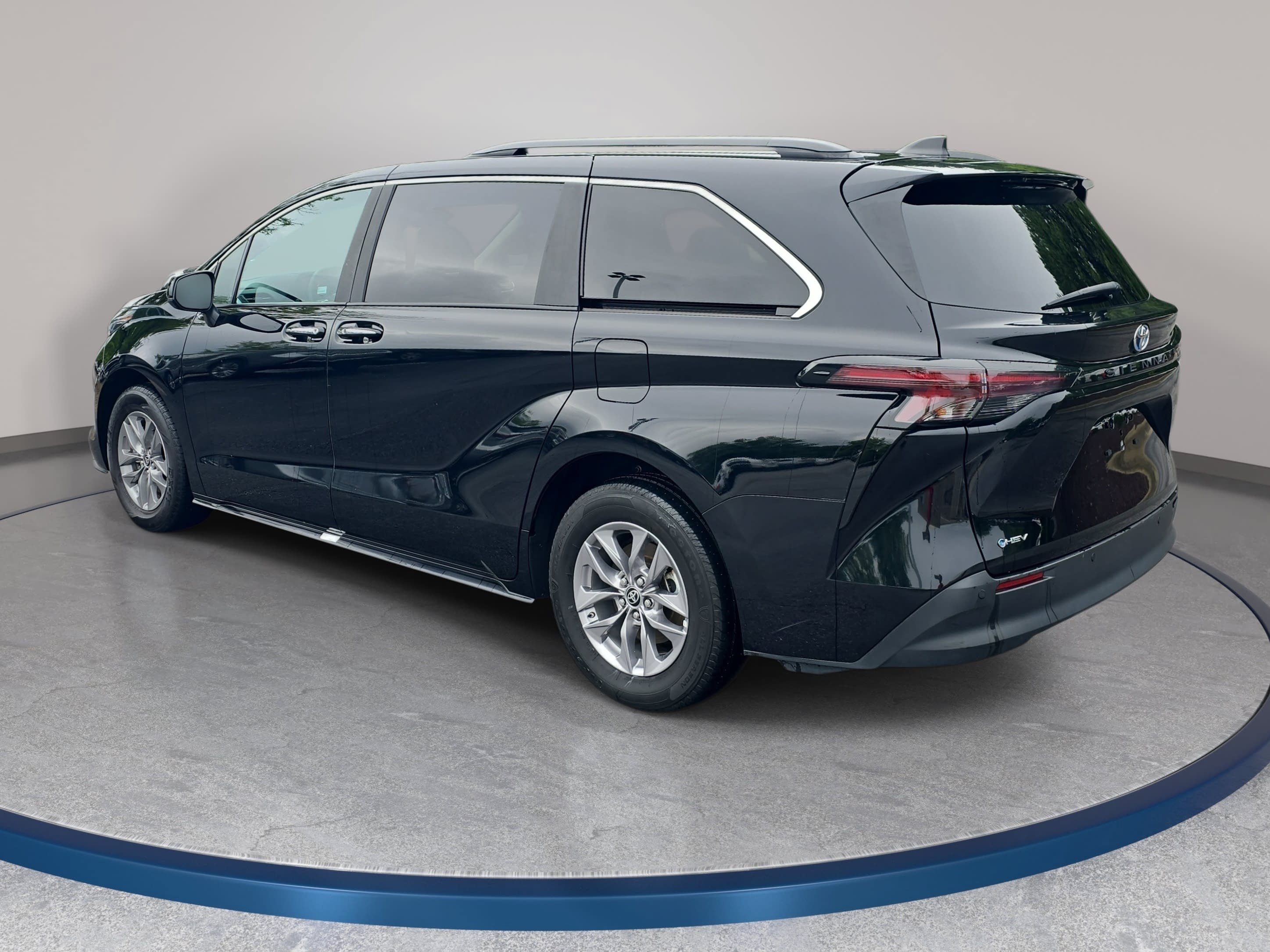 Used 2025 Toyota Sienna XLE FWD image 7