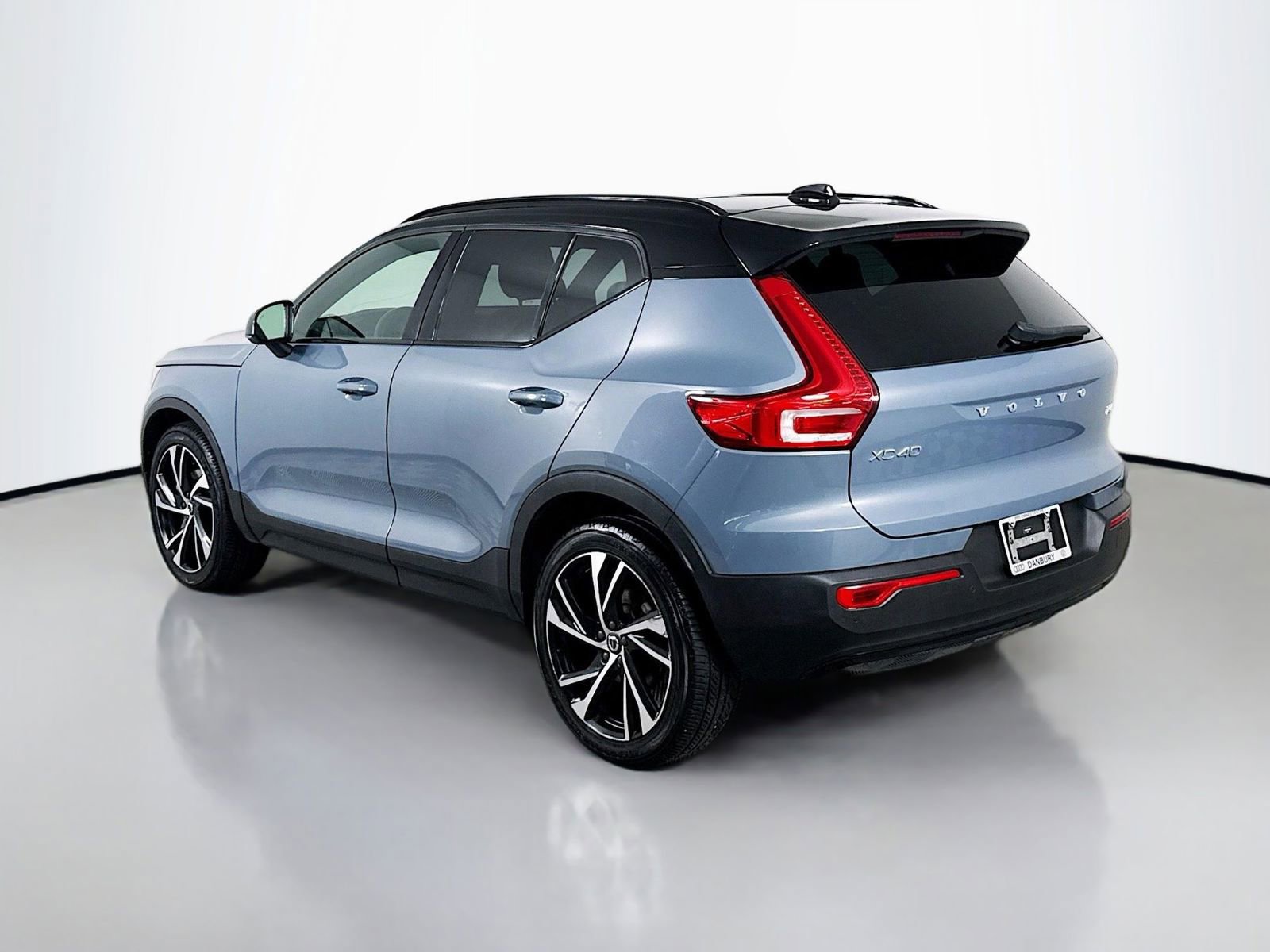 Used 2021 Volvo XC40 T5 R-Design image 3