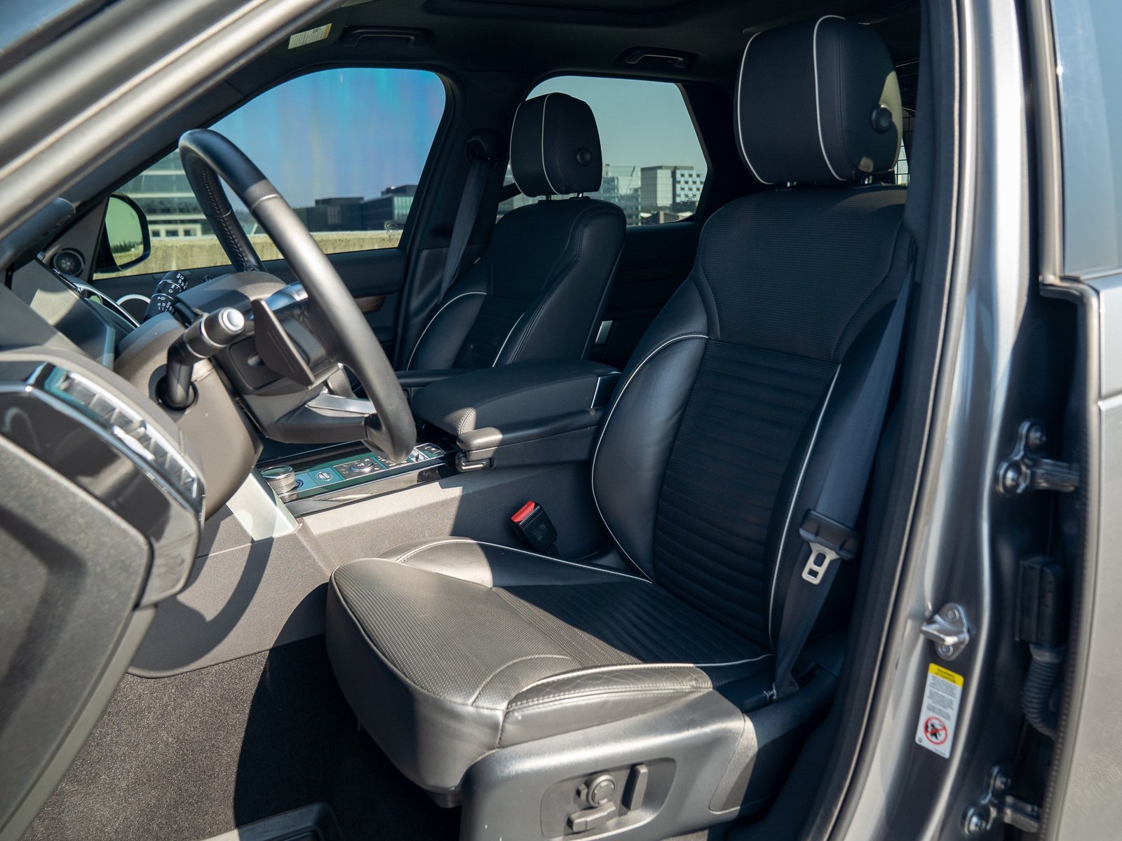 Used 2018 Land Rover Discovery HSE AWD/4WD image 25