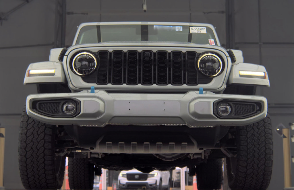 Used 2024 Jeep Wrangler High Altitude AWD/4WD image 2