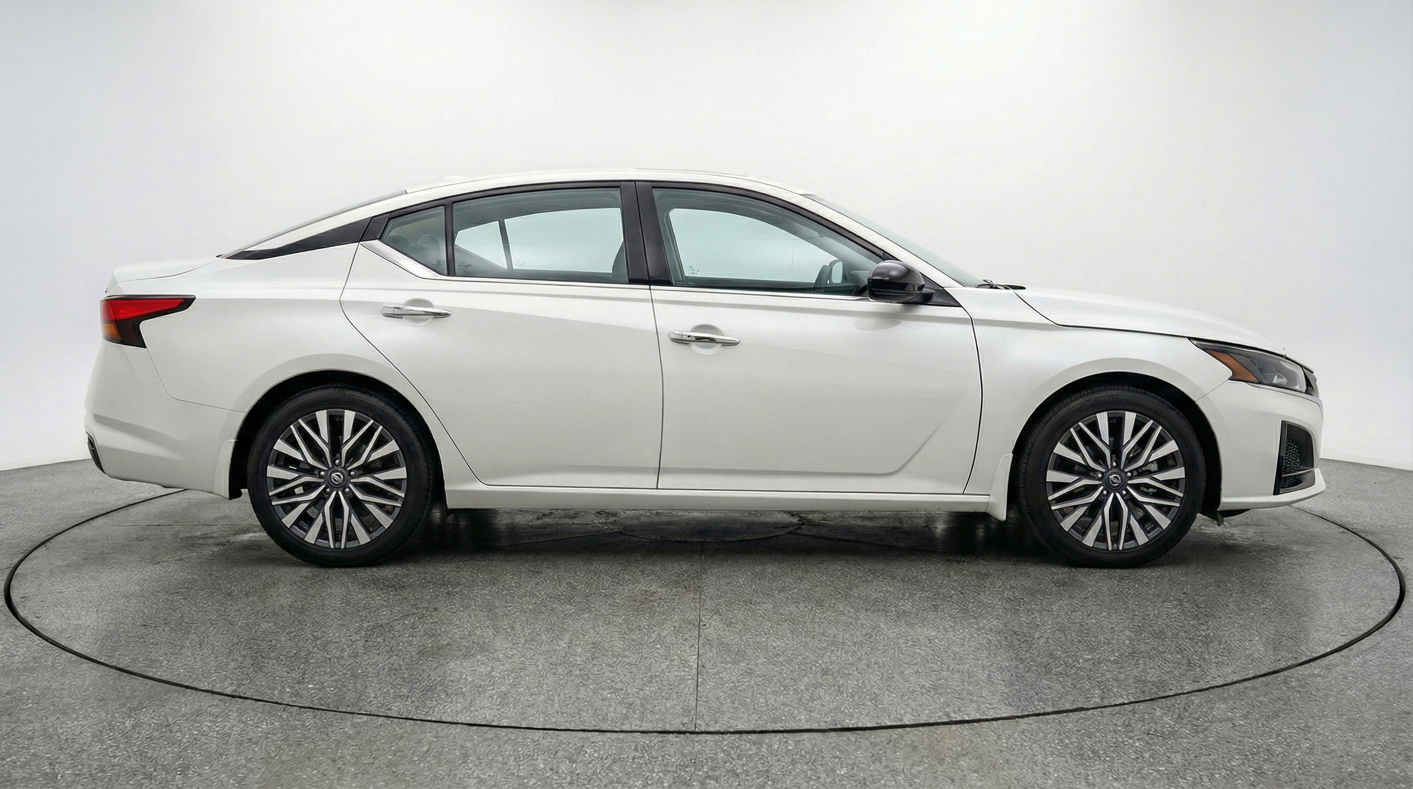 Used 2025 Nissan Altima 2.5 SV FWD image 11
