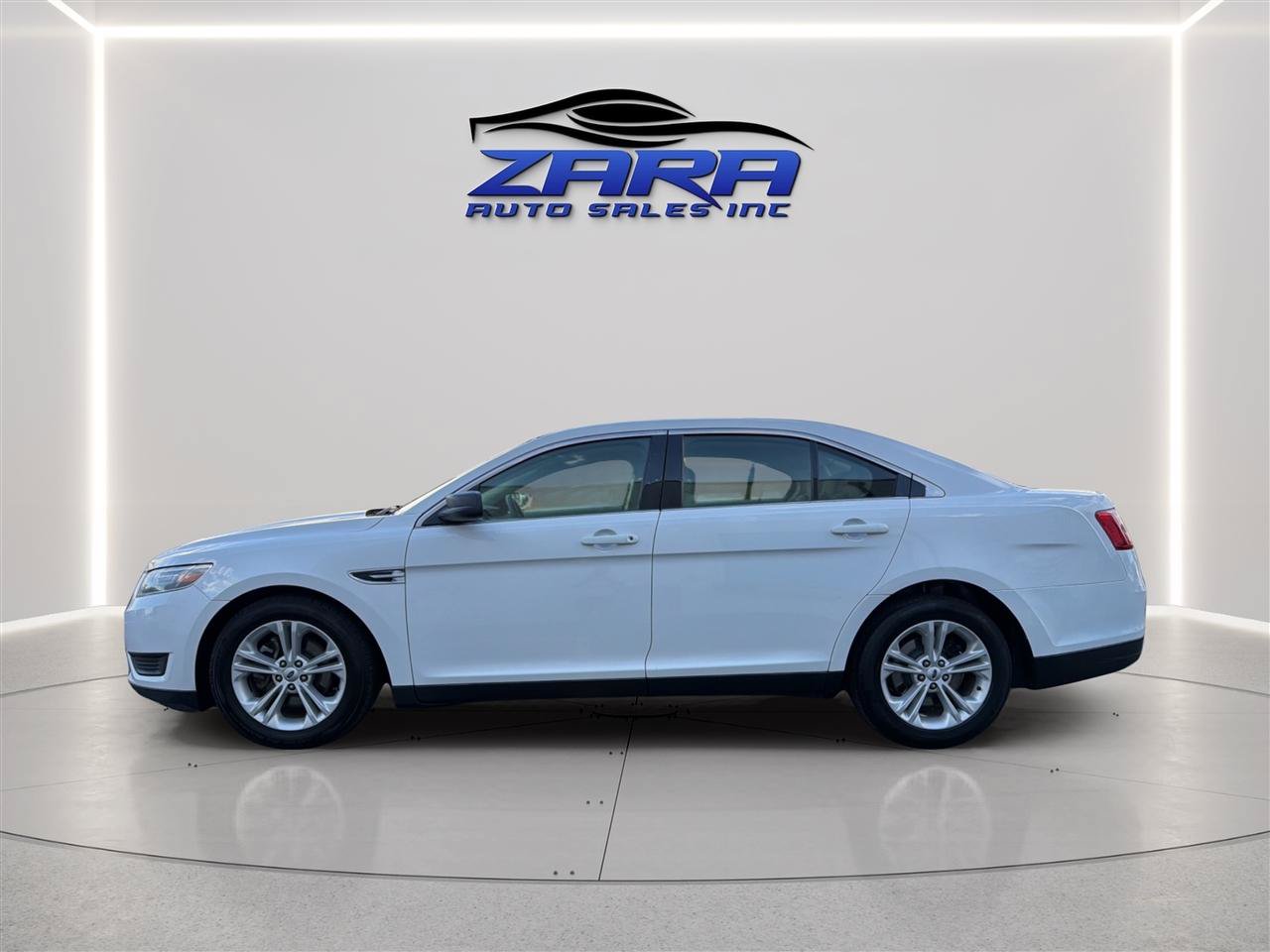Used 2016 Ford Taurus SE FWD image 4