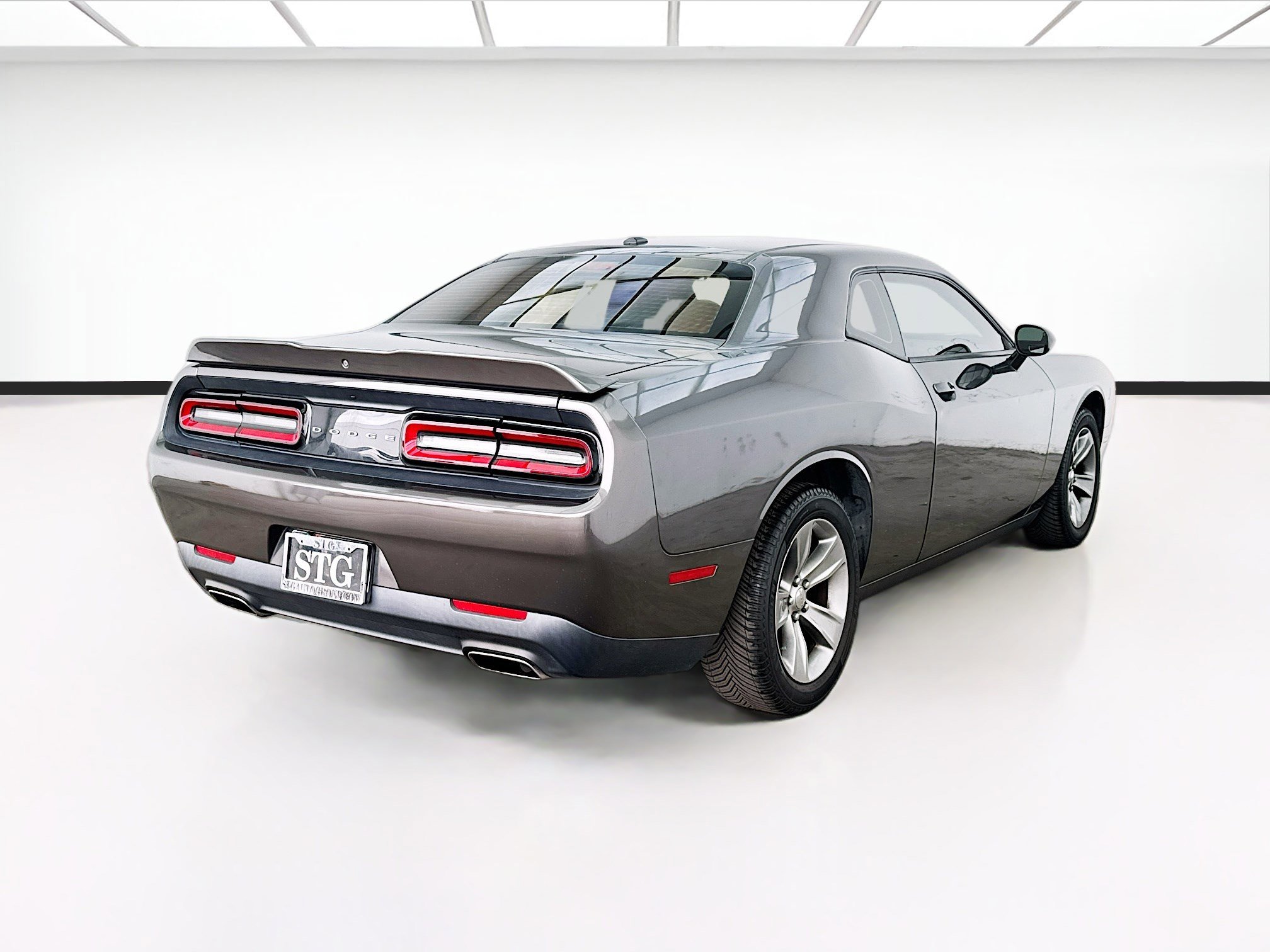 Used 2019 Dodge Challenger SXT RWD image 4
