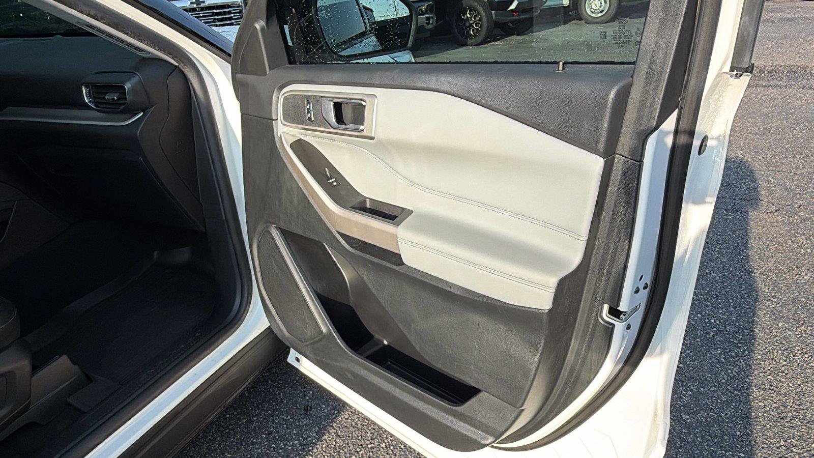 Used 2023 Ford Explorer XLT w/ Equipment Group 202A RWD image 18