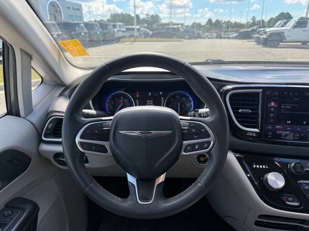 Used 2022 Chrysler Pacifica Touring-L FWD image 11