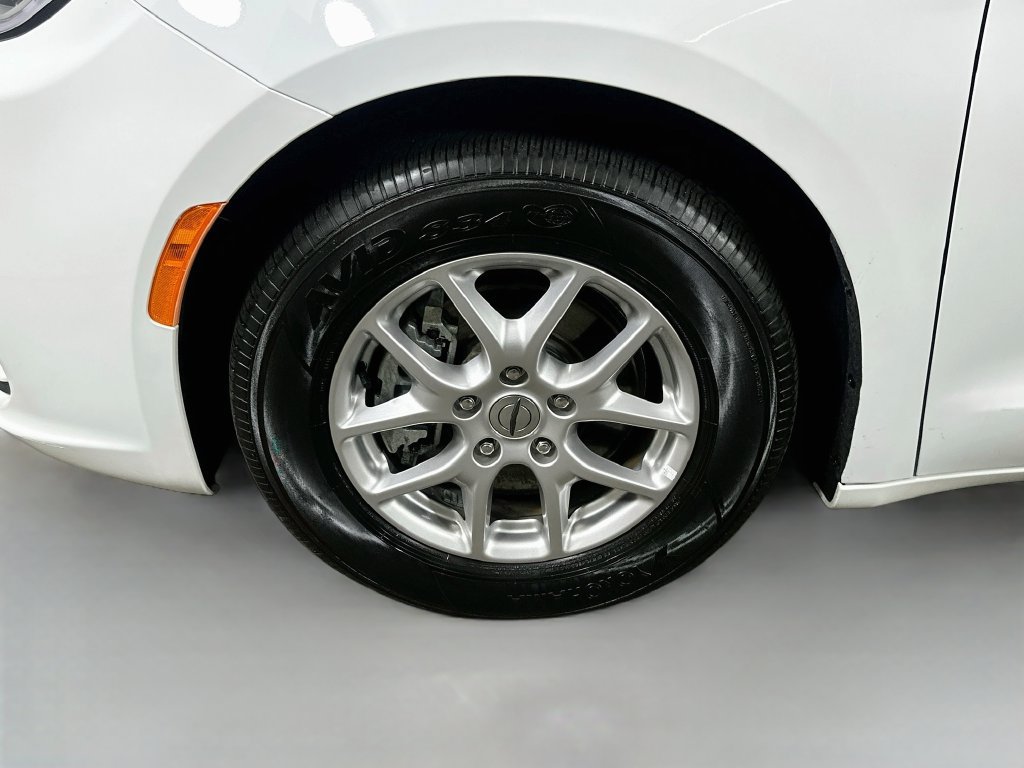 Used 2024 Chrysler Pacifica Touring-L FWD image 8