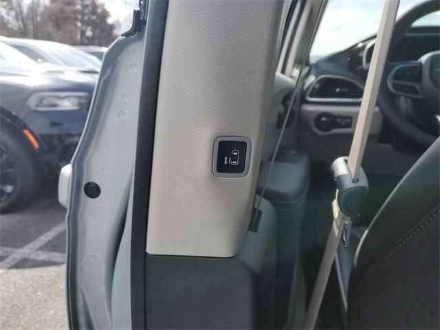 New 2023 Chrysler Pacifica Limited FWD image 18