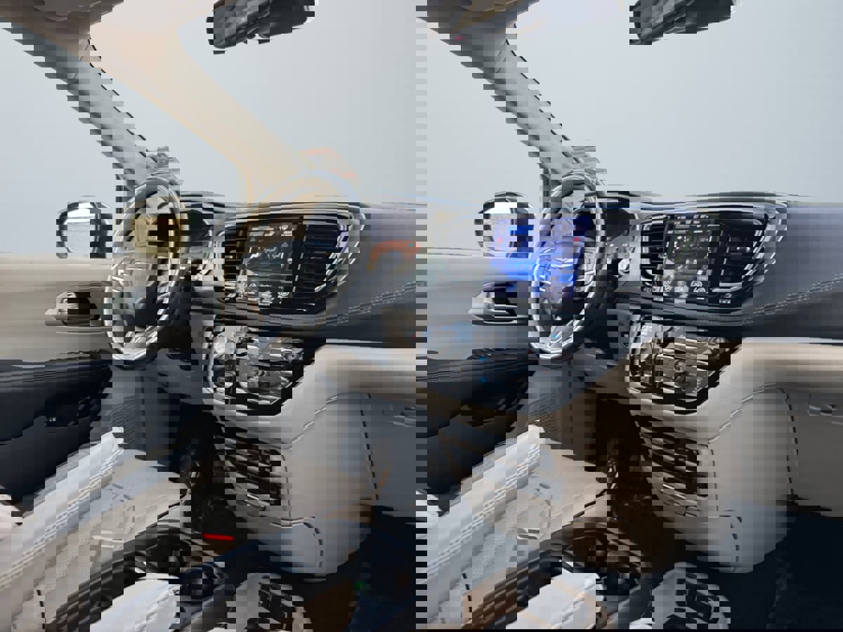 Used 2017 Chrysler Pacifica Platinum image 13