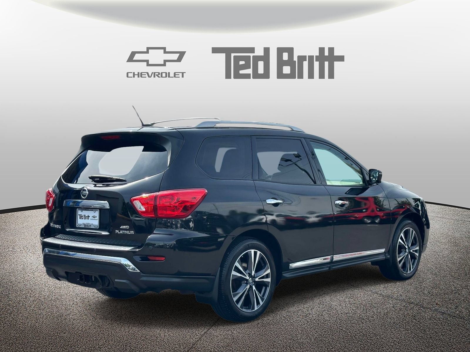 Used 2017 Nissan Pathfinder Platinum w/ Family Entertainment Package AWD/4WD image 4