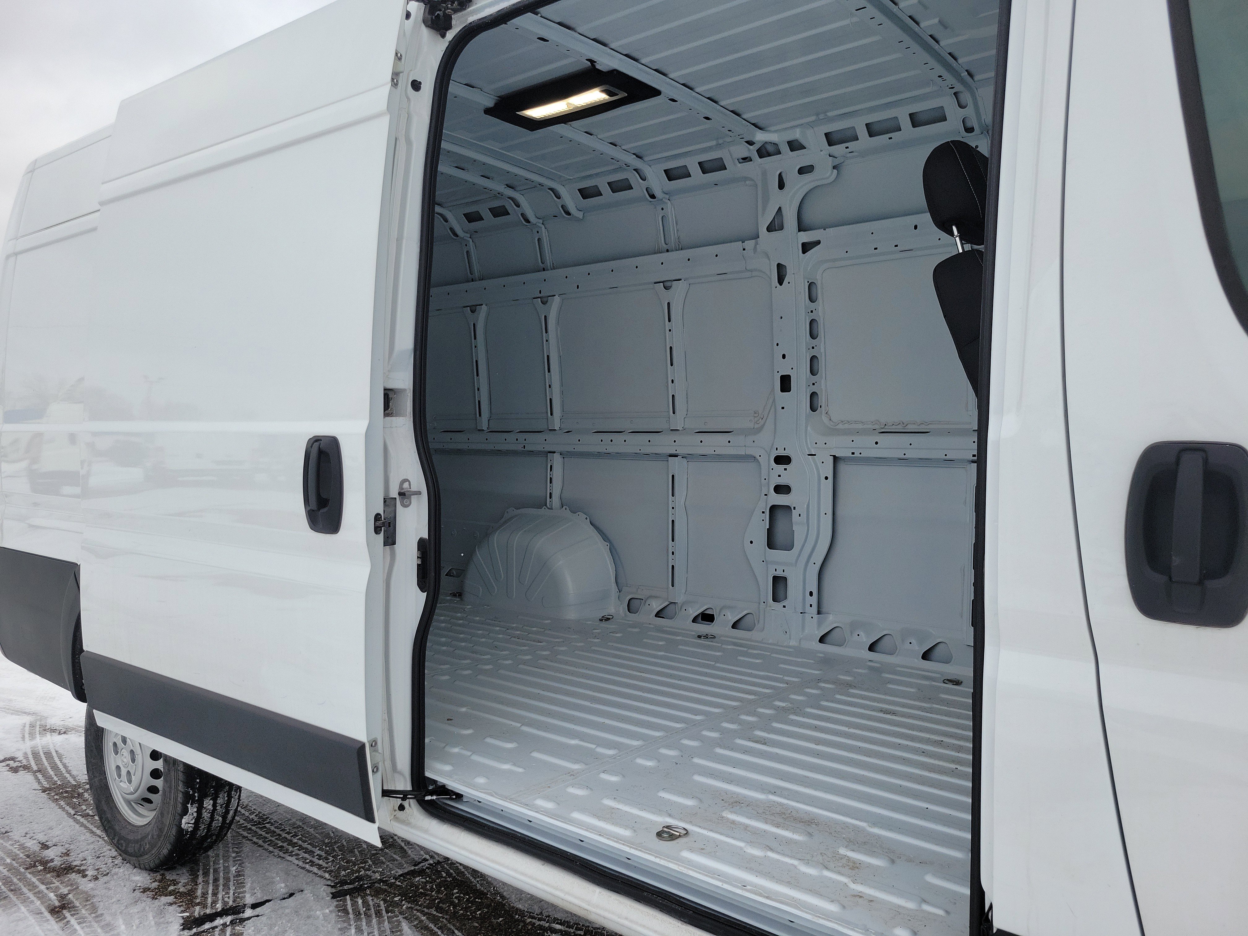 Used 2025 RAM ProMaster 3500 w/ Convenience Group image 17