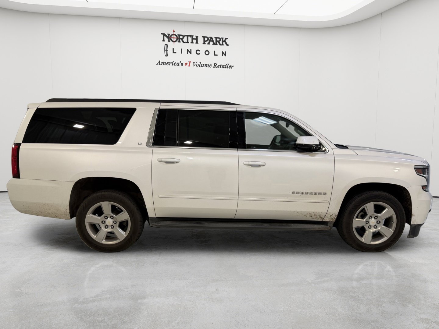 Used 2018 Chevrolet Suburban LT RWD image 6
