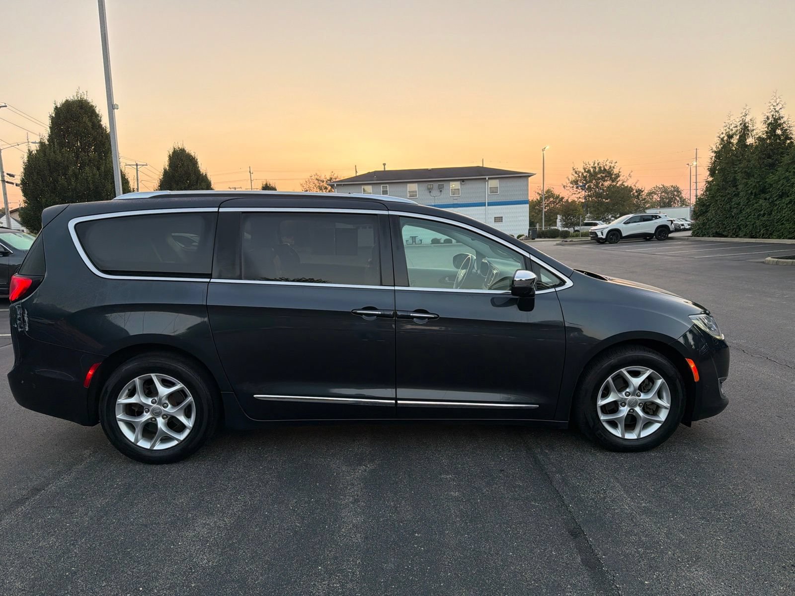 Used 2020 Chrysler Pacifica Limited FWD image 5