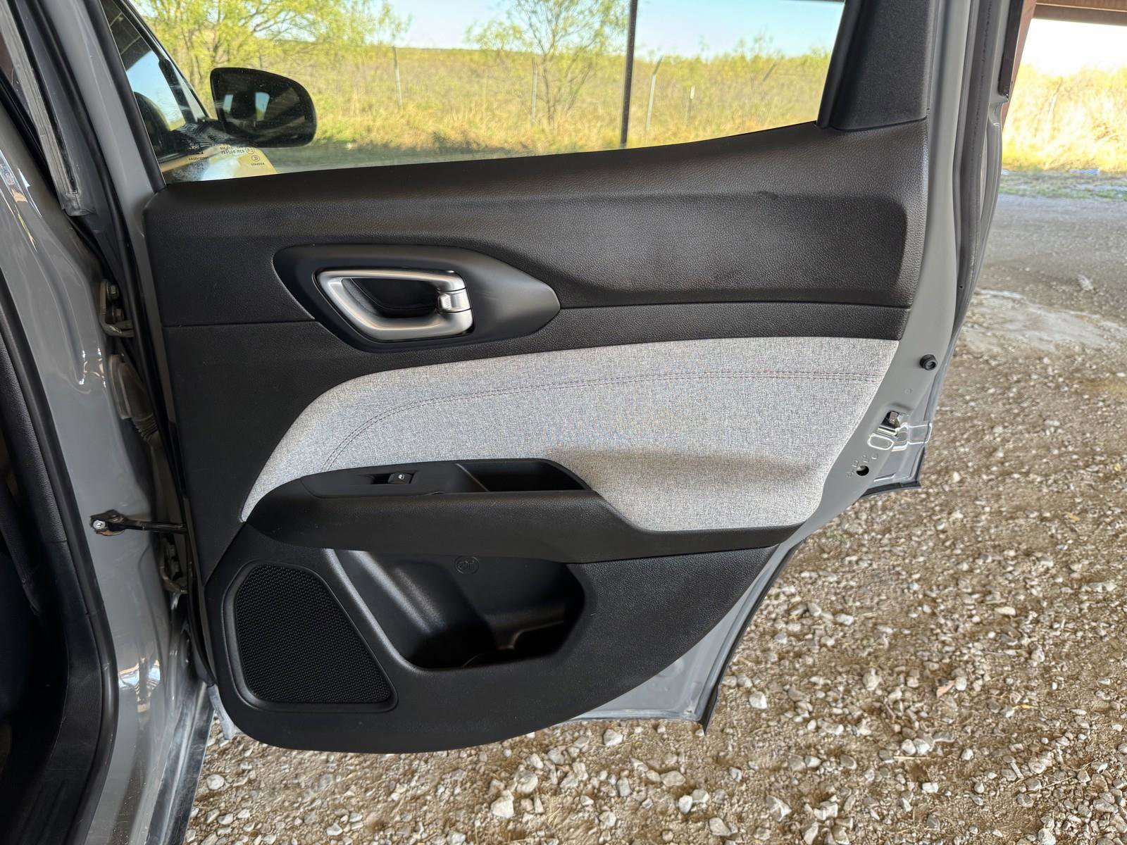 Used 2024 Jeep Compass Latitude image 30