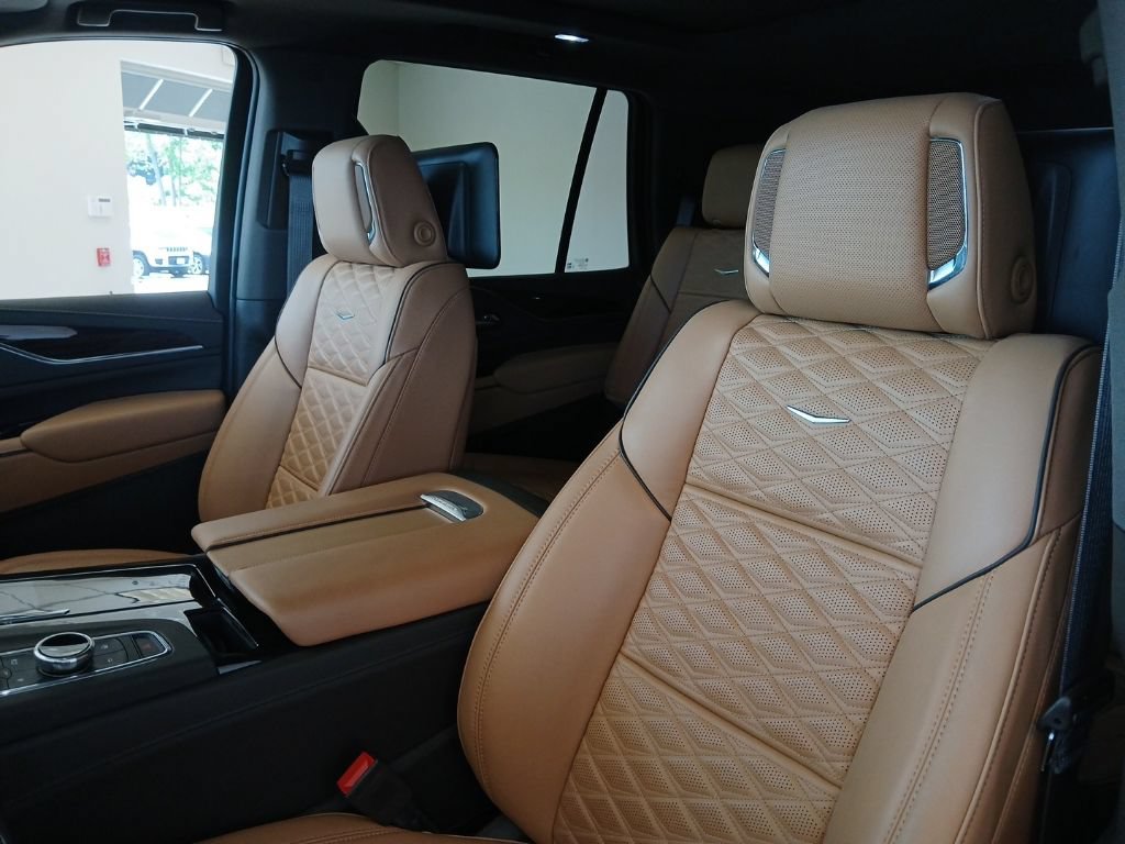 Certified 2023 Cadillac Escalade Premium Luxury AWD/4WD image 17