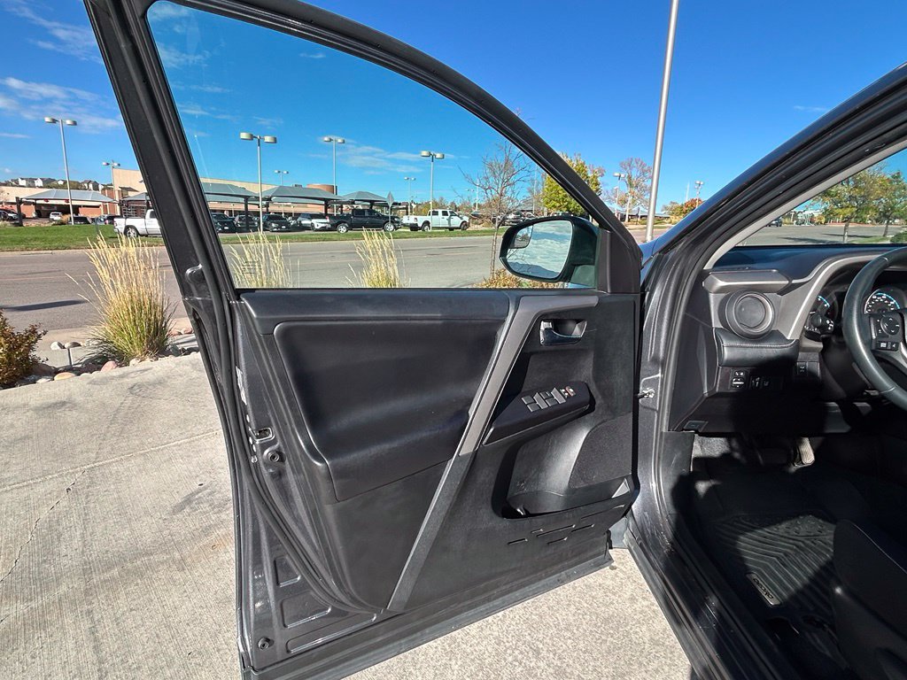 Used 2018 Toyota RAV4 XLE AWD/4WD image 9