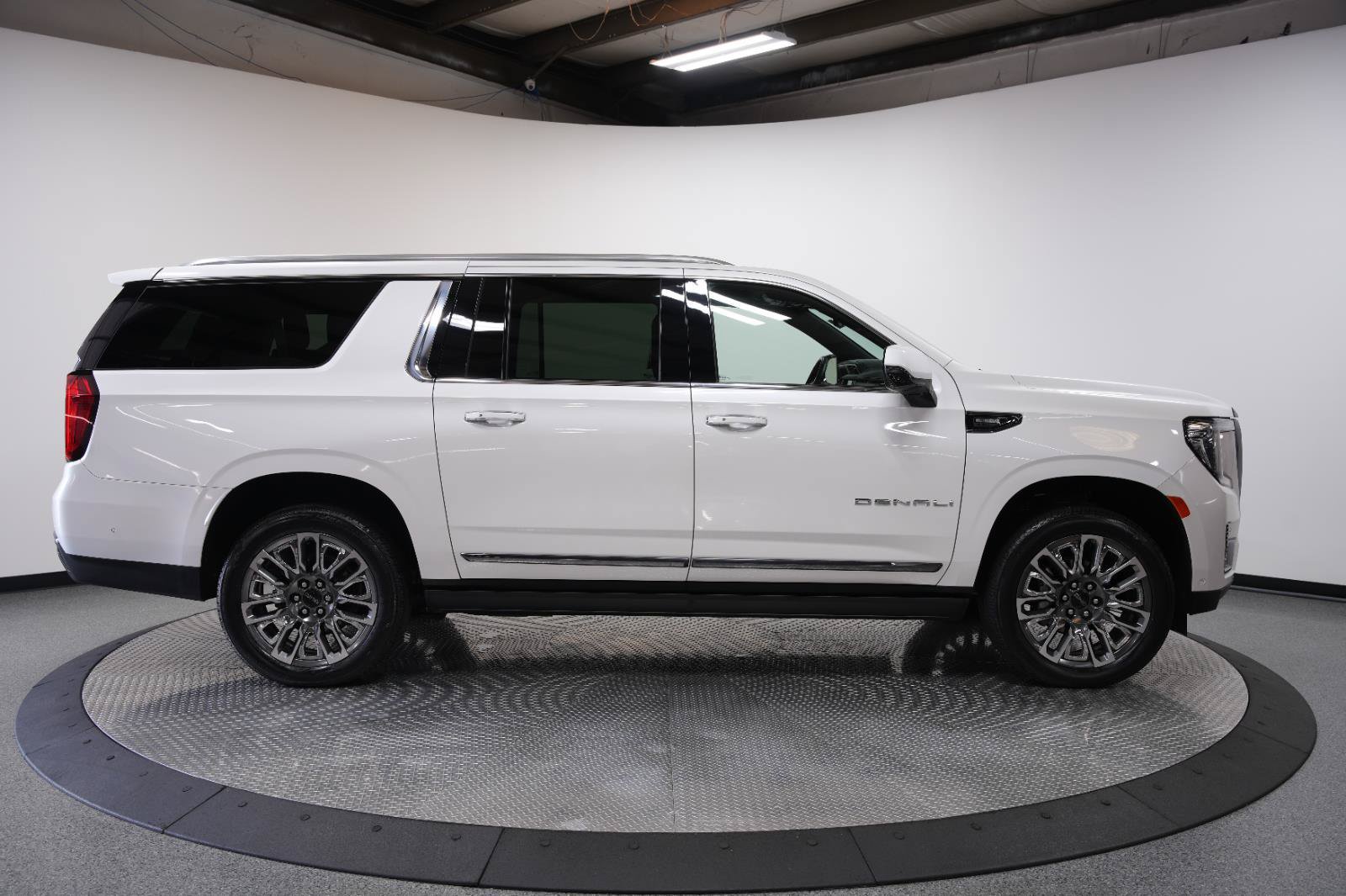 Used 2024 GMC Yukon XL Denali Ultimate AWD/4WD image 9