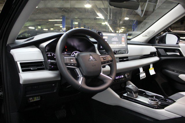 New 2025 Mitsubishi Outlander SE image 5