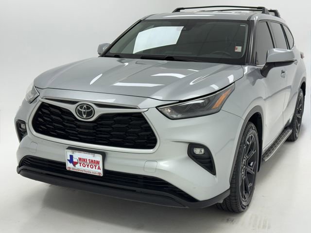 Used 2022 Toyota Highlander LE FWD image 4