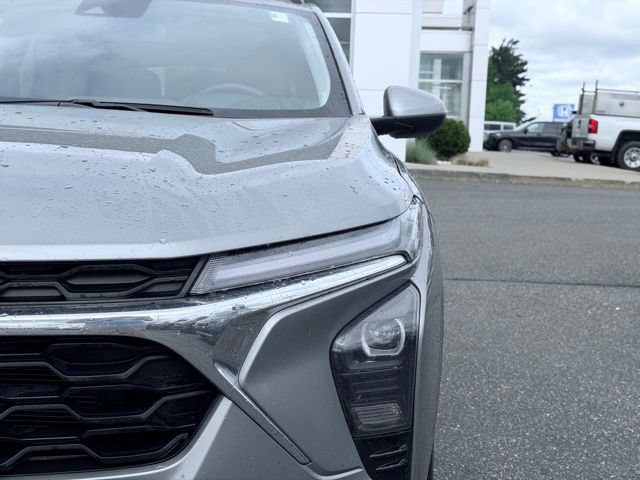 Used 2025 Chevrolet Trax LT w/ LT Convenience Package FWD image 3