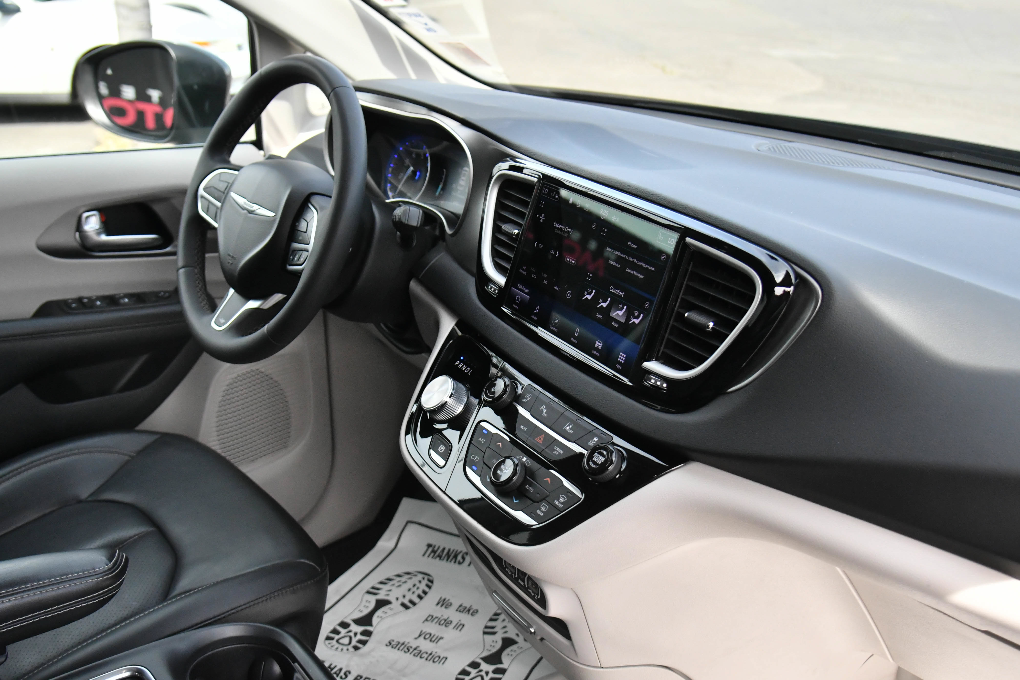 Used 2023 Chrysler Pacifica Touring-L FWD image 50