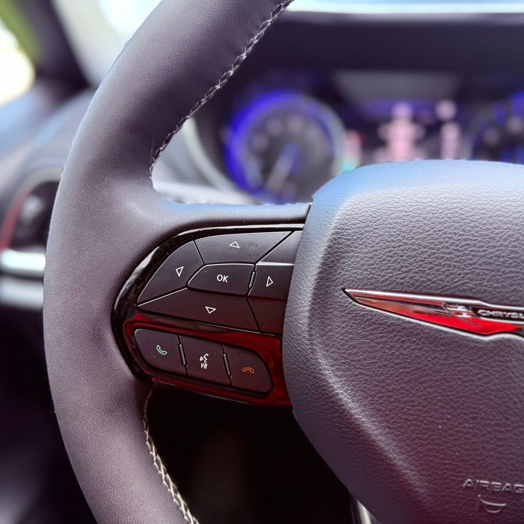 Used 2025 Chrysler Pacifica Limited image 19