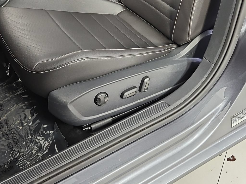 Used 2023 Volkswagen Jetta SE w/ Panoramic Sunroof Package FWD image 23