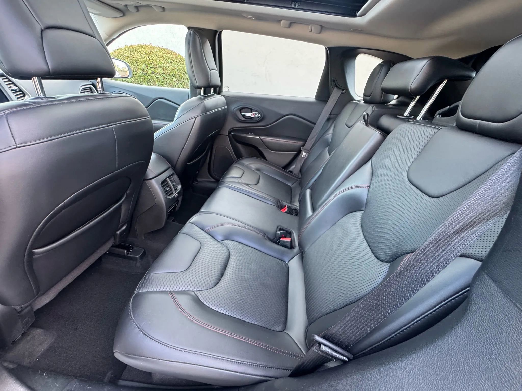 Used 2020 Jeep Cherokee Trailhawk image 16