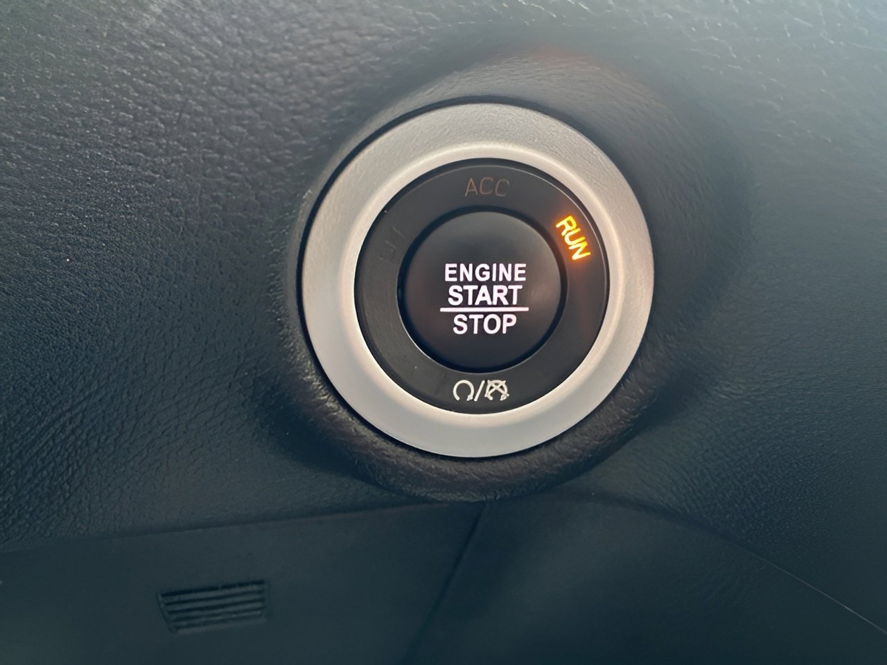 Used 2025 Chrysler Pacifica Select image 47