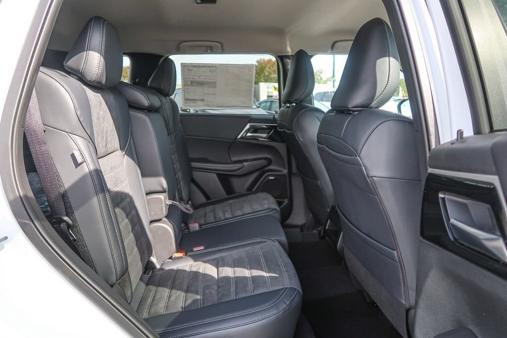 New 2025 Mitsubishi Outlander SE AWD/4WD image 16
